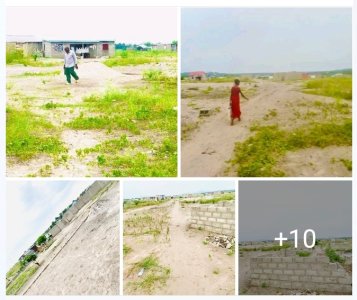 Terrain à vendre très bon prix milieu Badara (avant aéroport) ( quelques mètres du nouveau terrain de la BRALIMA qui est en construction ) dimensions 15 m/20m milieu habitable très propre et sécurisé très accessible non loin du boulevard LUMUMBA 10min à pied et 5 min sur la moto , 3min véhicule très bon prix